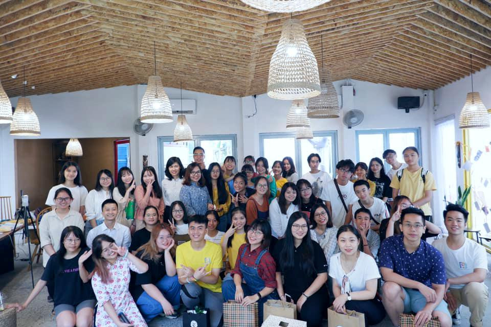 Các thành viên của dự án thiện nguyện "The Phiêu Linh Project".