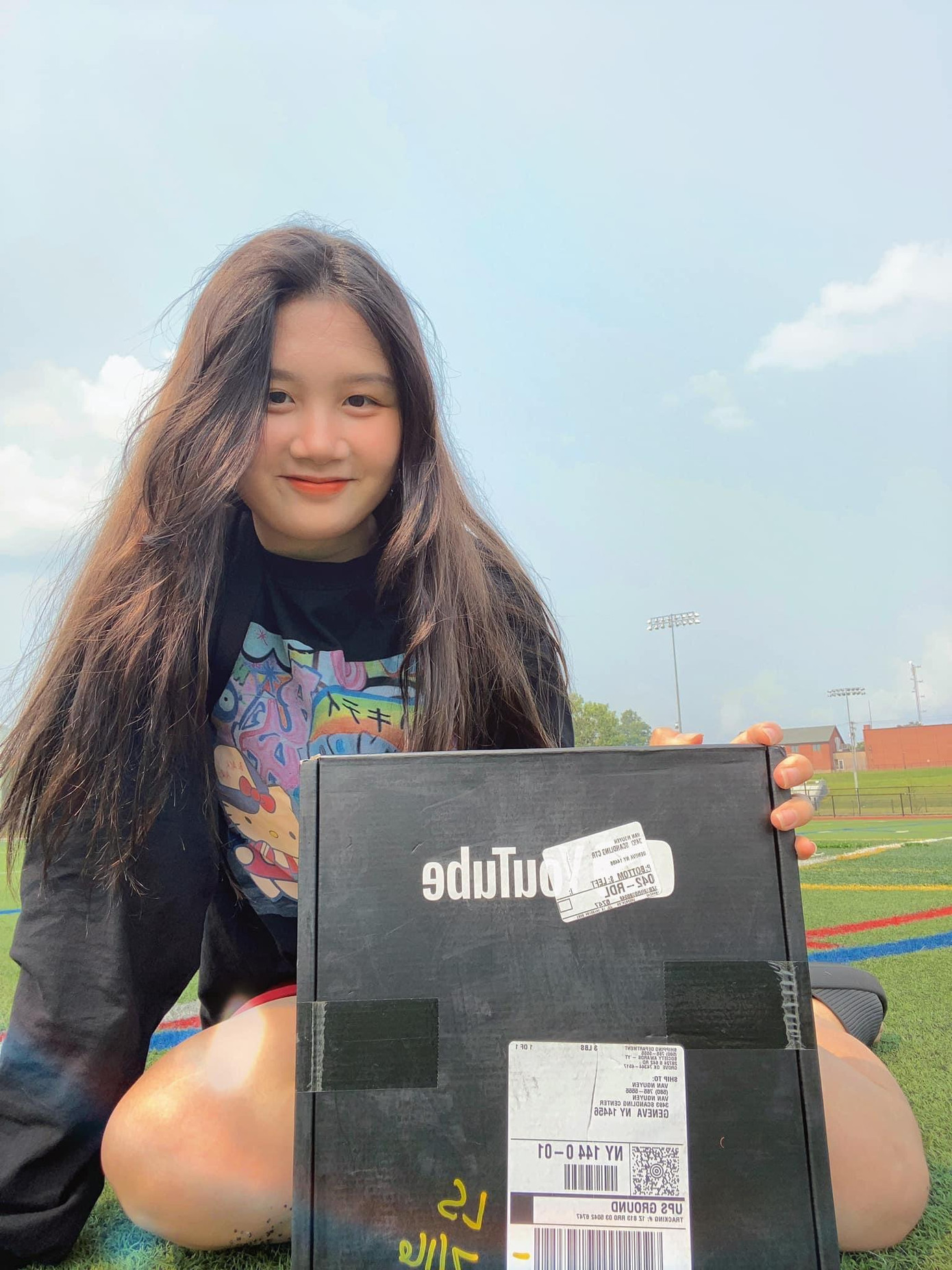 Vân cho hay cột mốc đáng tự hào của mình là đạt được 100.000 người đăng ký và nhận được nút Bạc từ YouTube. Vân cho hay cột mốc đáng tự hào của mình là đạt được 100.000 người đăng ký và nhận được nút Bạc từ YouTube.