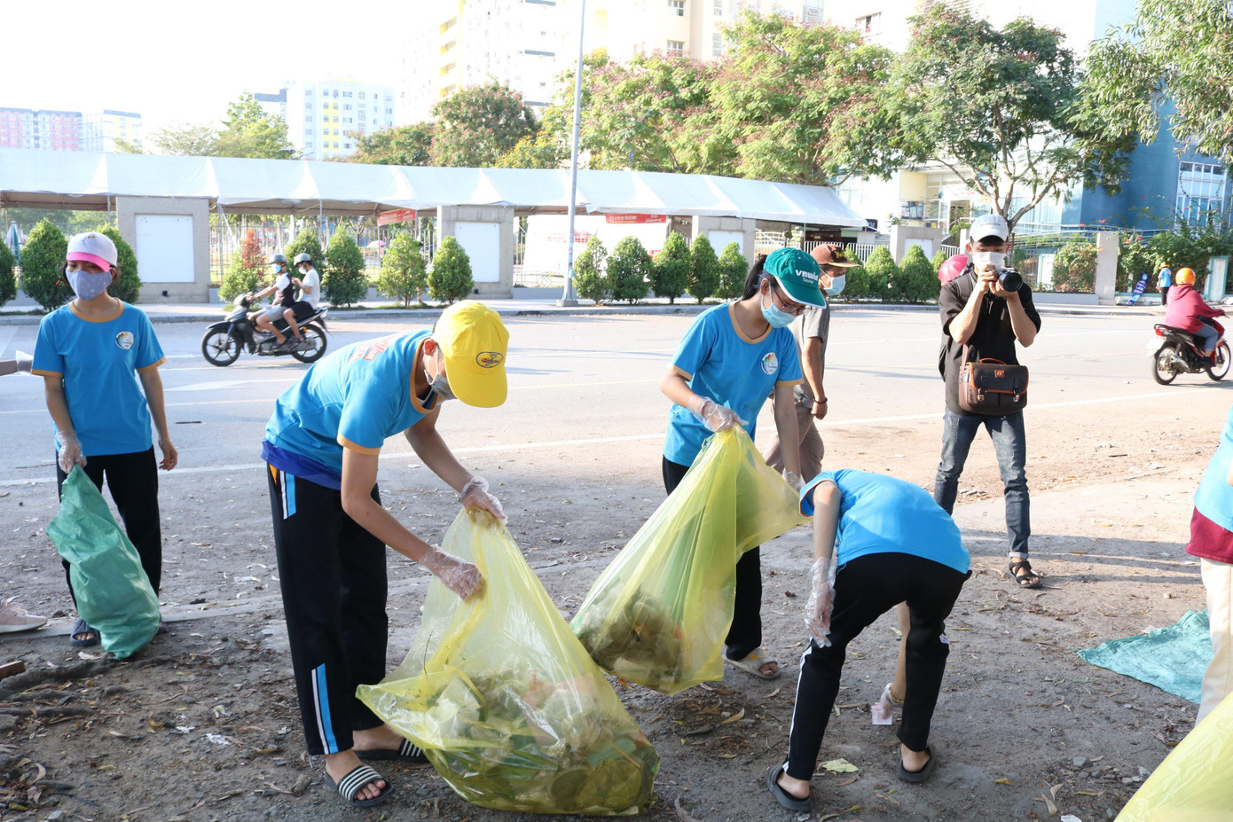 Các bạn sinh viên cùng tham gia dọn rác quanh khu vực KTX ĐHQG khu B. Các bạn sinh viên cùng tham gia dọn rác quanh khu vực KTX ĐHQG khu B.