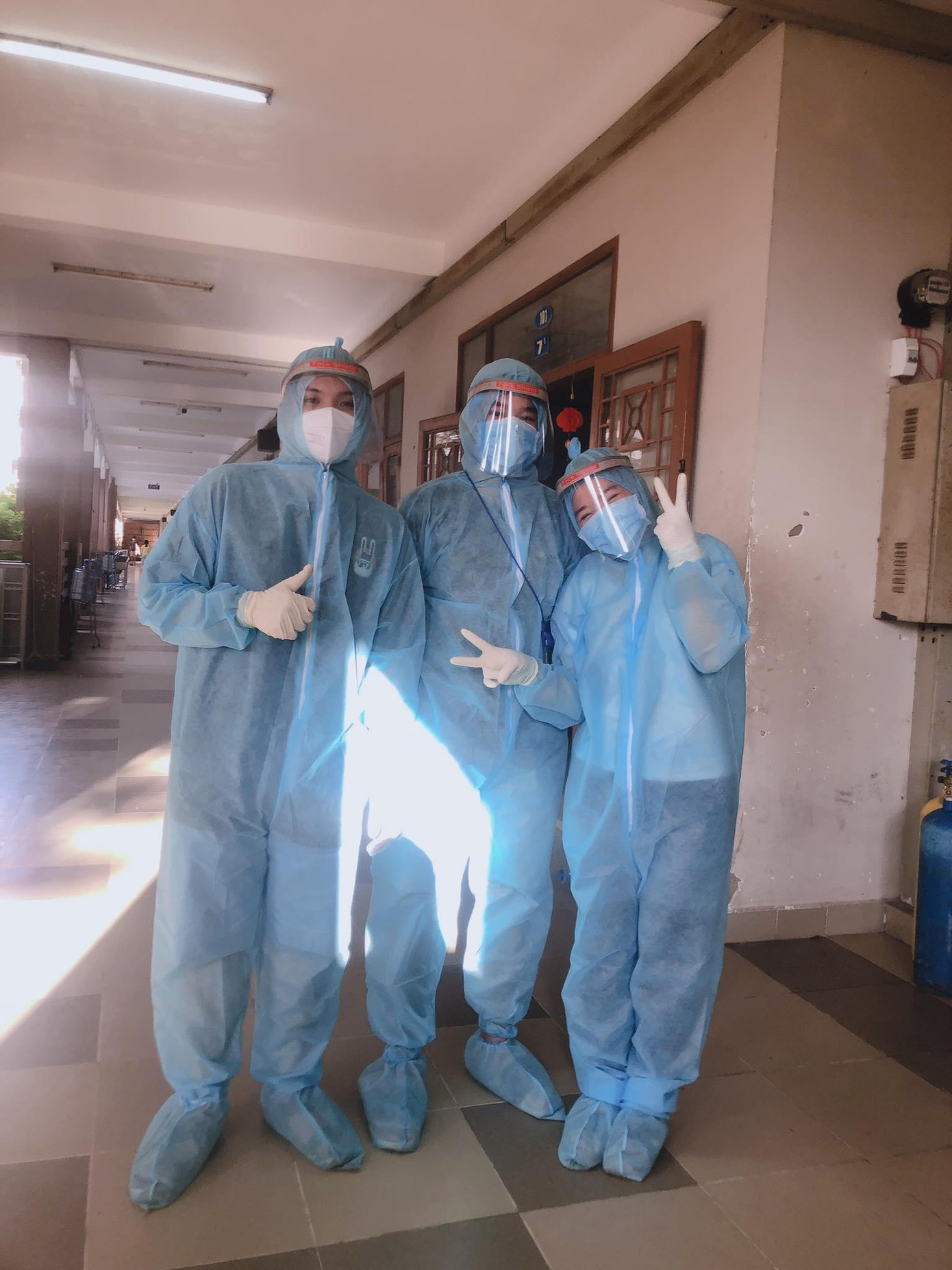 Những tình nguyện viên cùng ca làm với Tốt. Những tình nguyện viên cùng ca làm với Tốt.