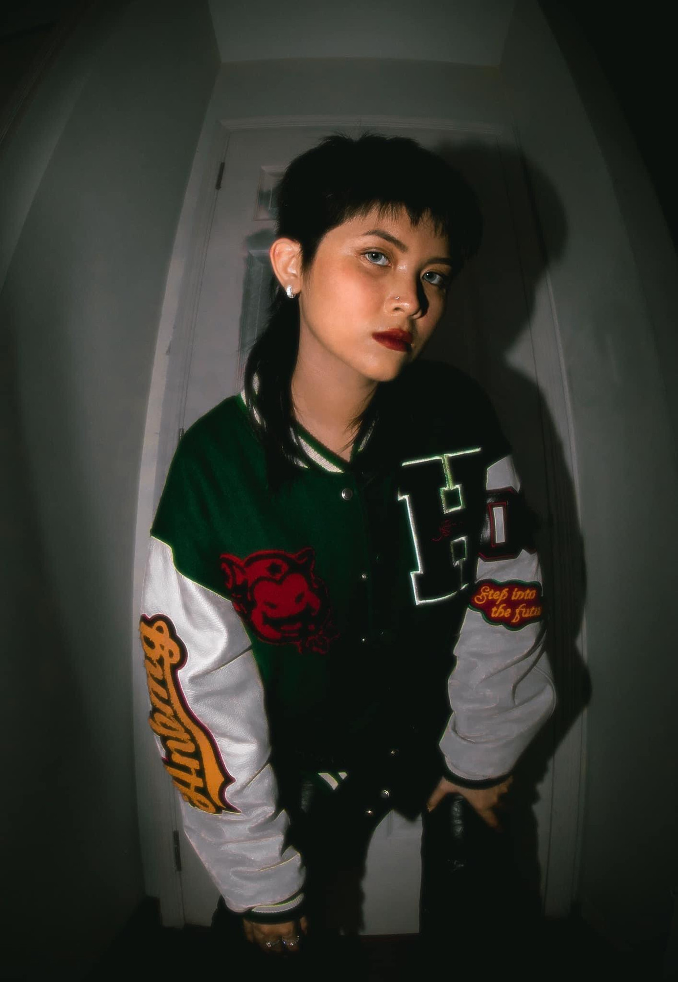 Bên cạnh việc đi rap, V# còn dạy tiếng Anh giao tiếp tại một trung tâm Anh ngữ.