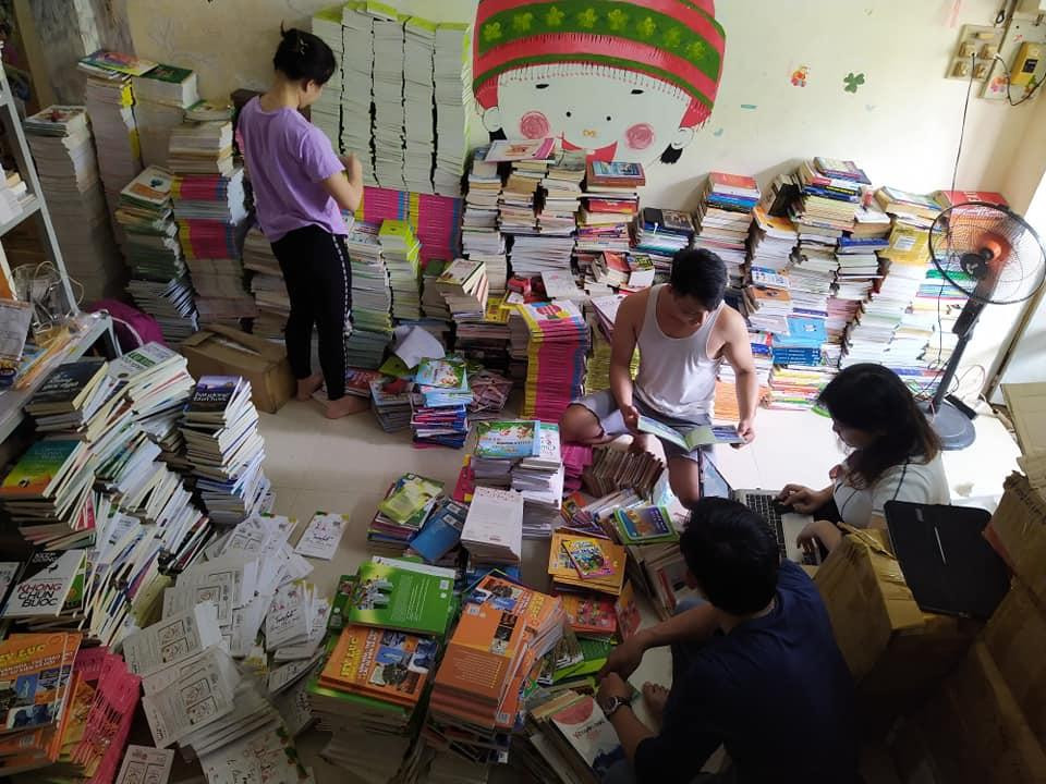 Các thành viên nhóm 'Chủ Nhật yêu thương' soạn sách cho các em vùng cao.