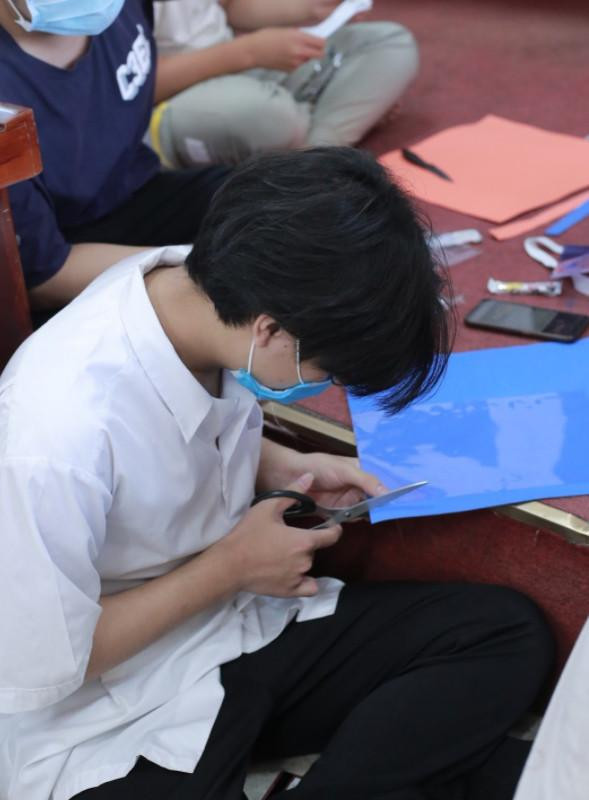 Các tình nguyện viên khẩn trương làm tấm chắn giọt bắn trước Kỳ thi tốt ngiệp THPT 2021.