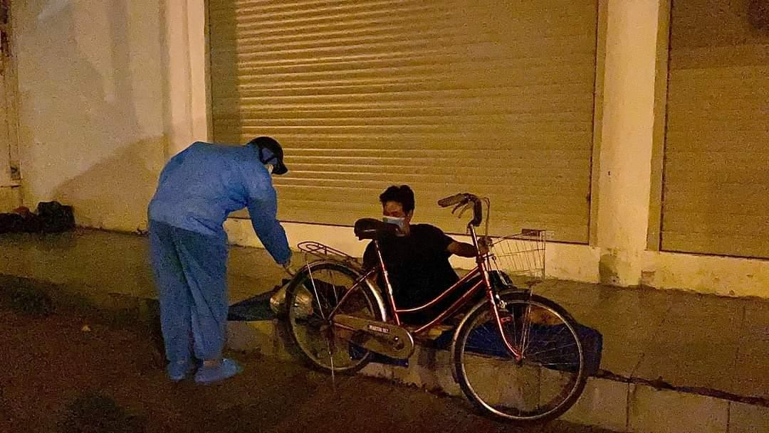 Những thành viên trong đội của Phú trao quà đến người vô gia cư tại TP. HCM. Những thành viên trong đội của Phú trao quà đến người vô gia cư tại TP. HCM.