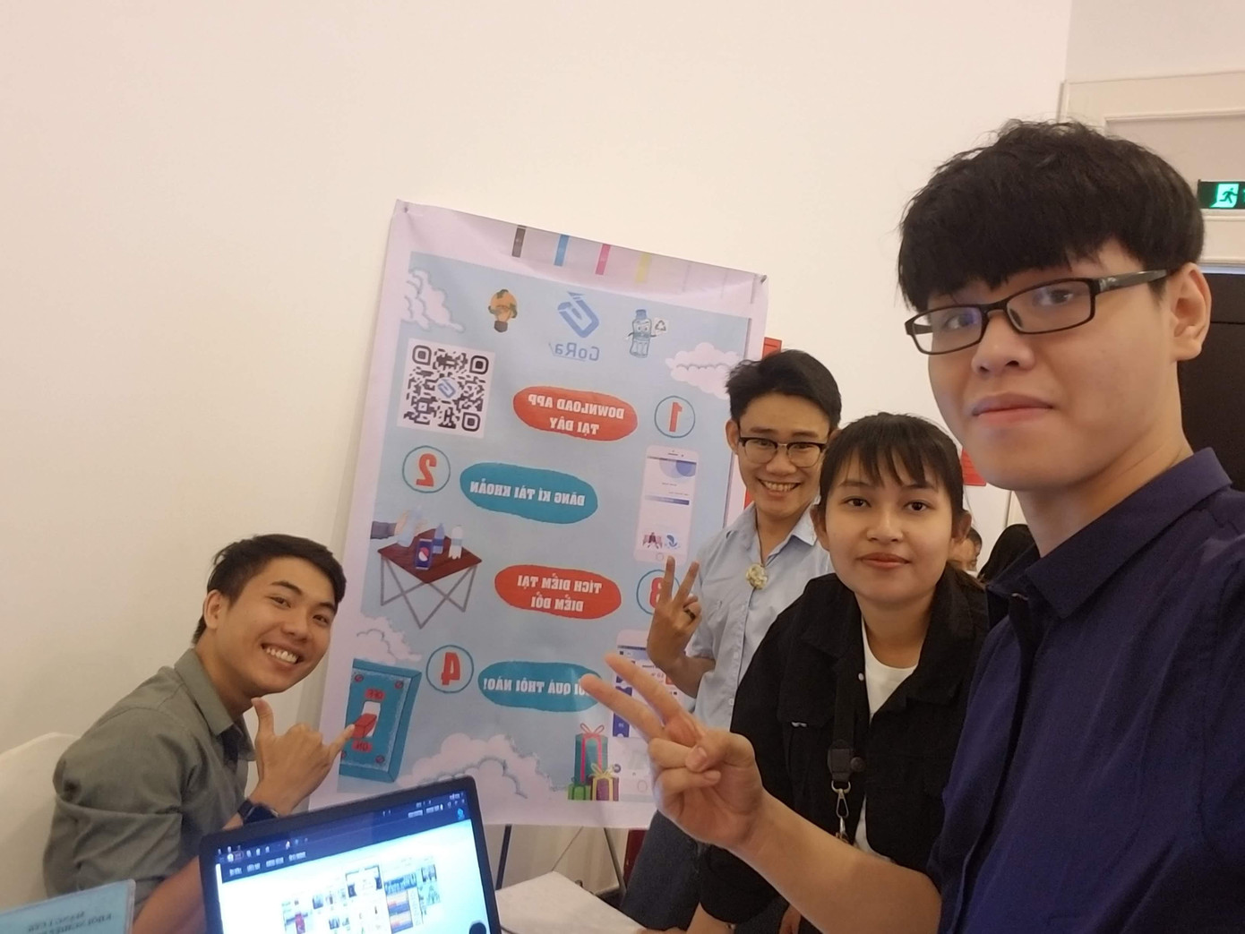 Đạt và các cộng sự của mình thực hiện dự án "Ứng dụng GoRa - nền tảng giáo dục sống xanh qua hành động". Đạt và các cộng sự của mình thực hiện dự án "Ứng dụng GoRa - nền tảng giáo dục sống xanh qua hành động".