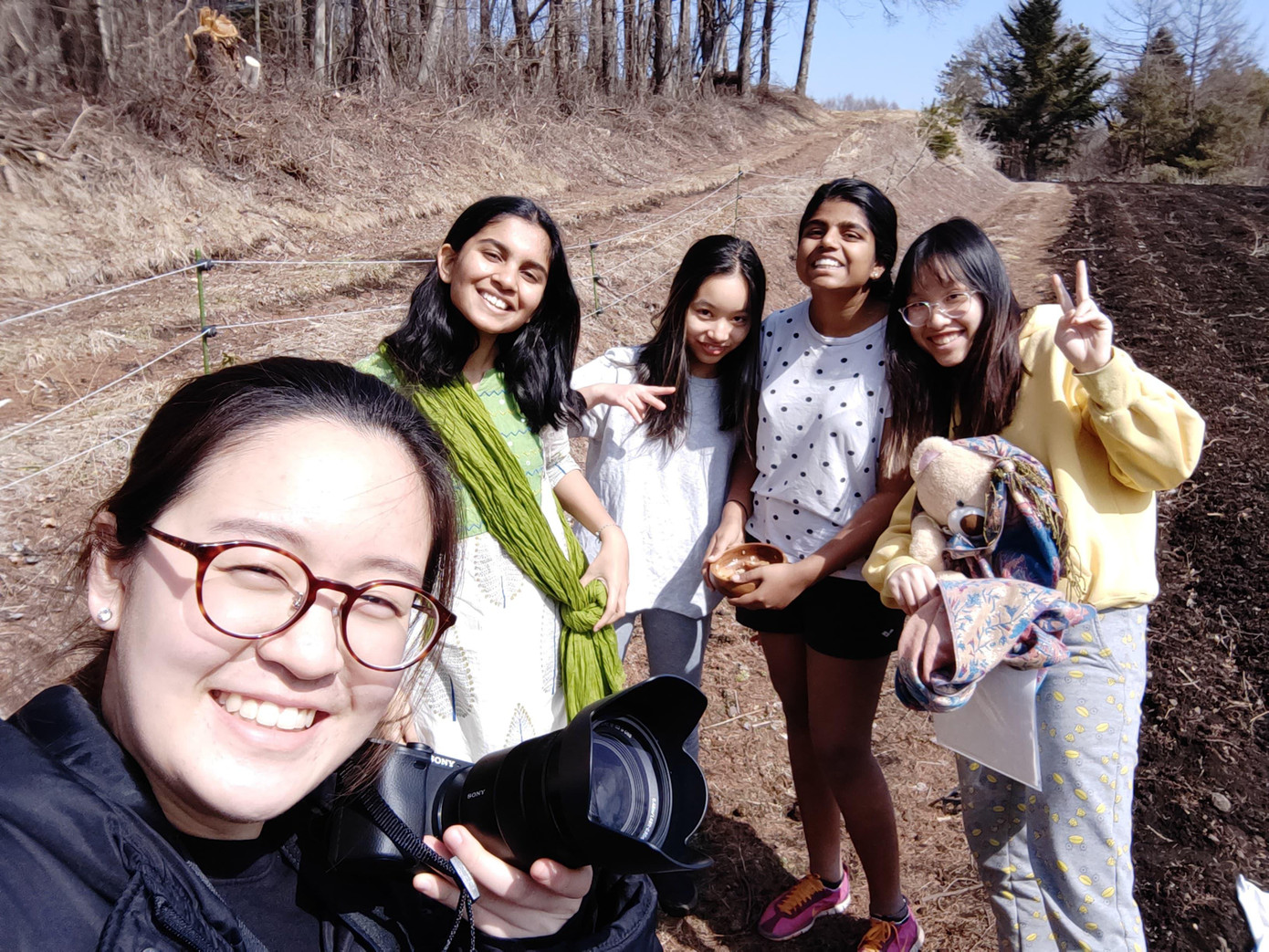 Thuận An (thứ nhất bên phải) cùng các bạn làm phim tại Nhật Bản.