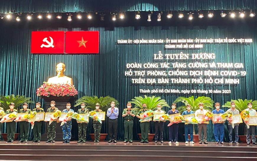 Lãnh đạo TP. HCM trao Bằng khen và thư cảm ơn các đoàn công tác tăng cường và tham gia hỗ trợ phòng, chống dịch COVID-19 trên địa bàn thành phố.