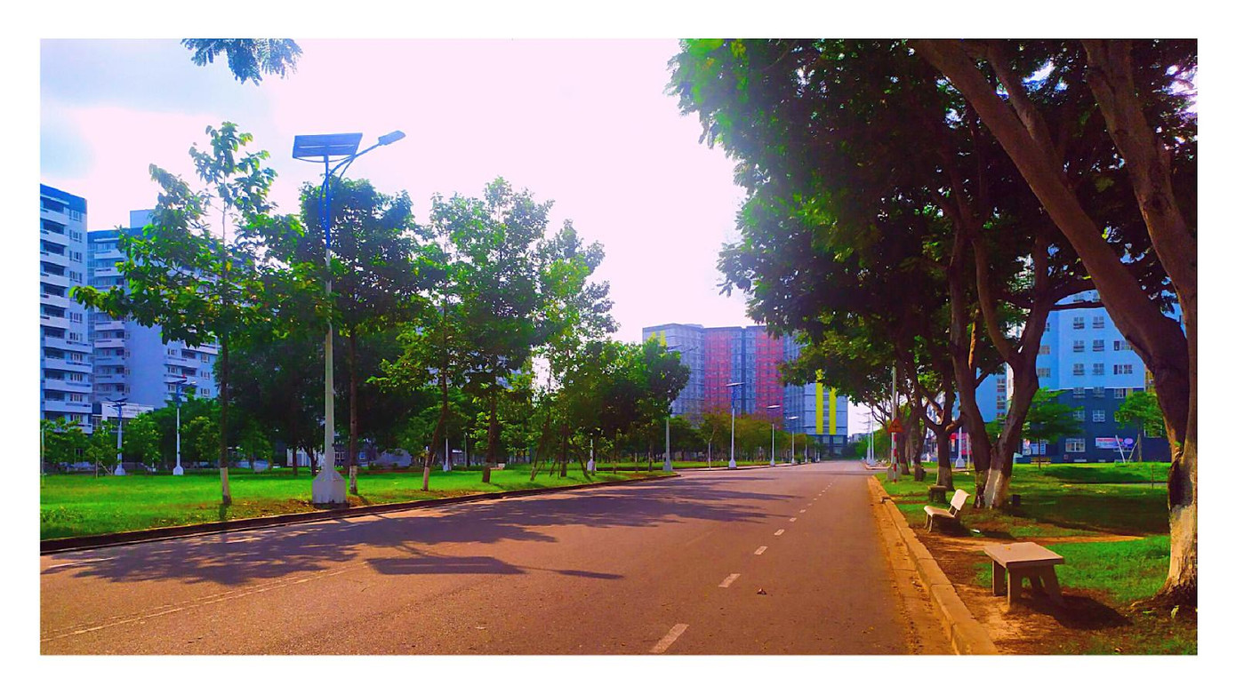 Dãy đèn điện được lắp pin Mặt Trời tại Ký túc xá khu B (ĐHQG TP. HCM). (Ảnh dự thi của Thắng) Dãy đèn điện được lắp pin Mặt Trời tại Ký túc xá khu B (ĐHQG TP. HCM). (Ảnh dự thi của Thắng)