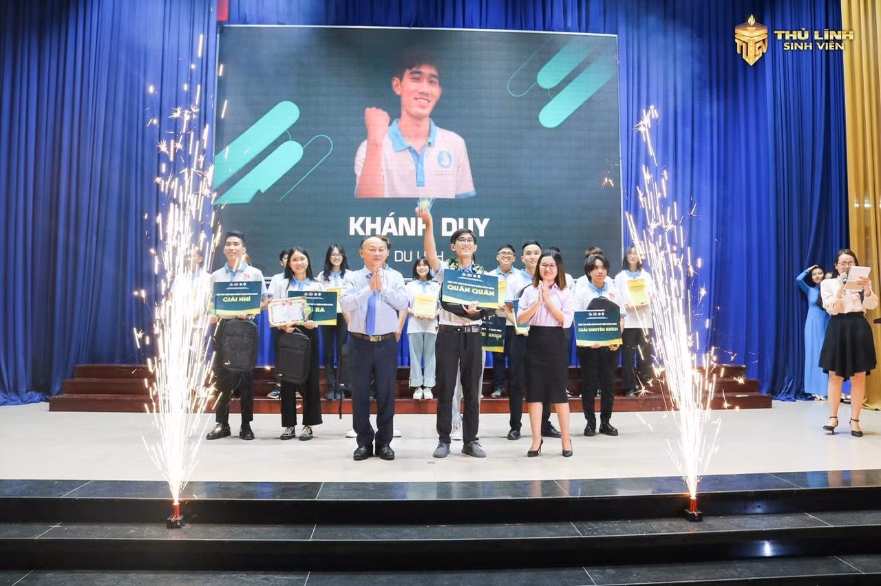 Vượt qua nhiều thí sinh sáng giá, Khánh Duy đã giành danh hiệu Quán quân cuộc thi "Thủ lĩnh sinh viên UHSH" năm 2021.