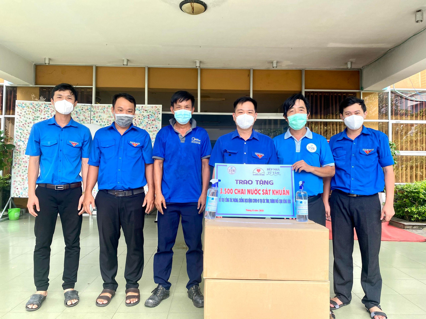 Trung tâm CTXH Thanh thiếu niên Việt Nam trao nước sát khuẩn cho 7 tỉnh, thành phố cụm Đồng bằng Sông Hậu.