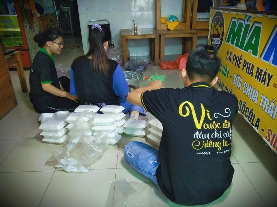 Những phần ăn được các bạn đóng gói để chuyển đến những chốt chống dịch.