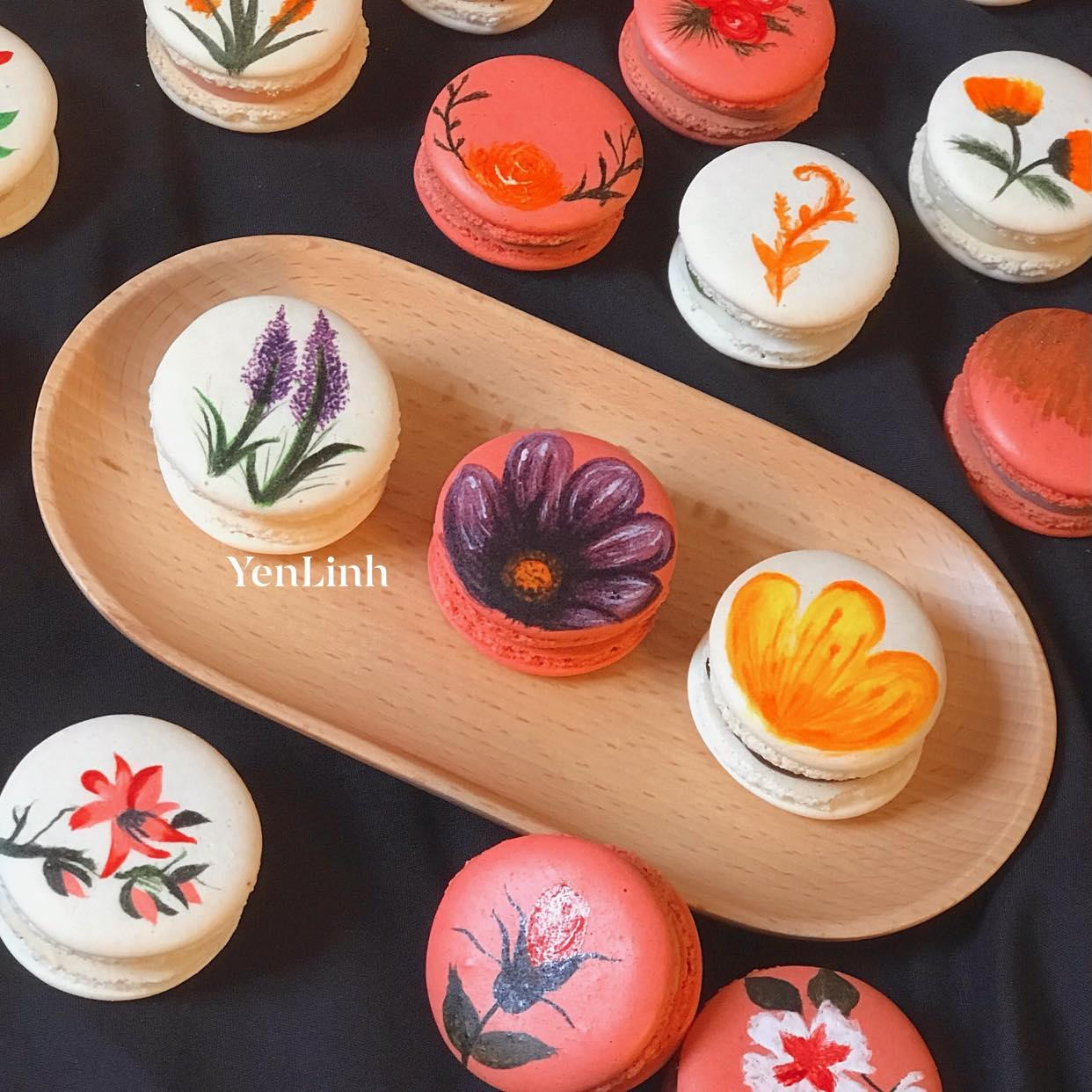 Những bông hoa xinh xắn được Yến Linh phủ lên những chiếc bánh macaron. Những bông hoa xinh xắn được Yến Linh phủ lên những chiếc bánh macaron.