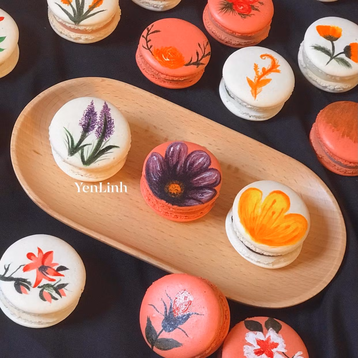 Những bông hoa xinh xắn được Yến Linh phủ lên những chiếc bánh macaron.