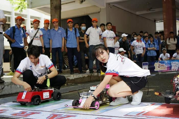 Sân chơi còn xuất hiện cả những "bóng hồng" kỹ thuật.