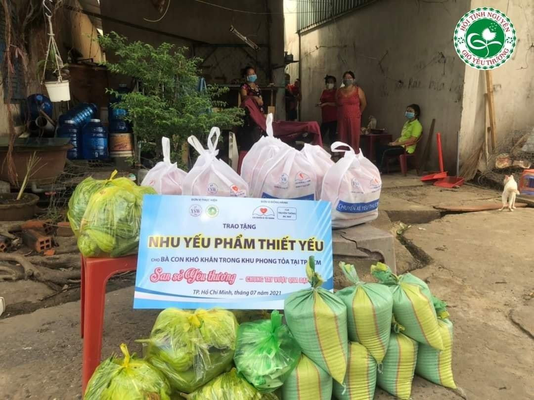 Những phần quà mà Hội Tình nguyện &quot;Gió yêu thương&quot; gửi tới bà con và các em nhỏ.