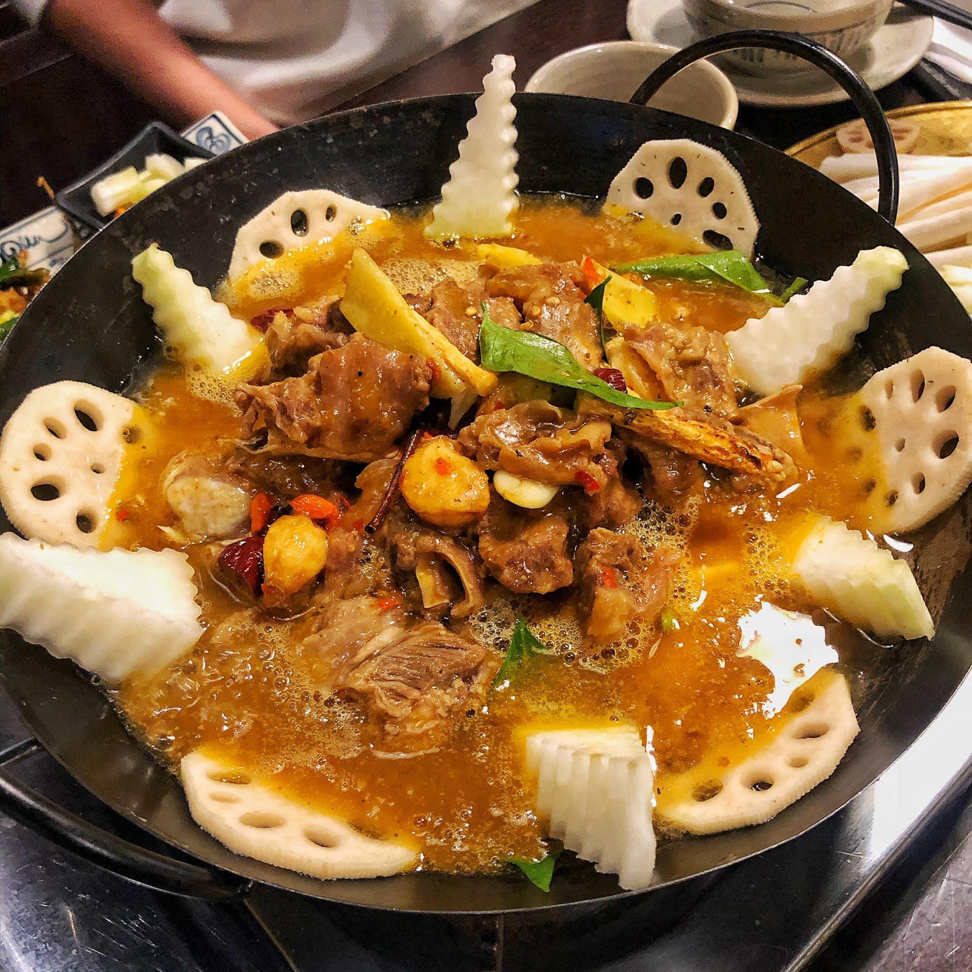 Món lẩu khô sườn bò su hào tại Bếp Quán. (Ảnh: Lê Thị Minh Huệ) Món lẩu khô sườn bò su hào tại Bếp Quán. (Ảnh: Lê Thị Minh Huệ)