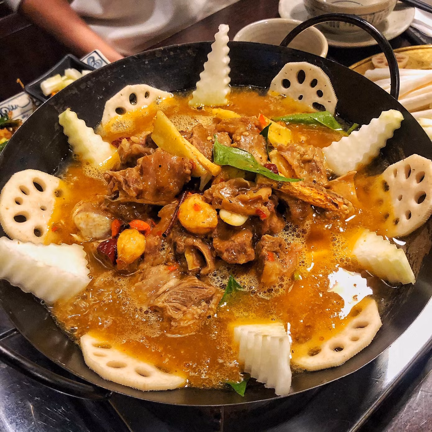 Món lẩu khô sườn bò su hào tại Bếp Quán. (Ảnh: Lê Thị Minh Huệ)