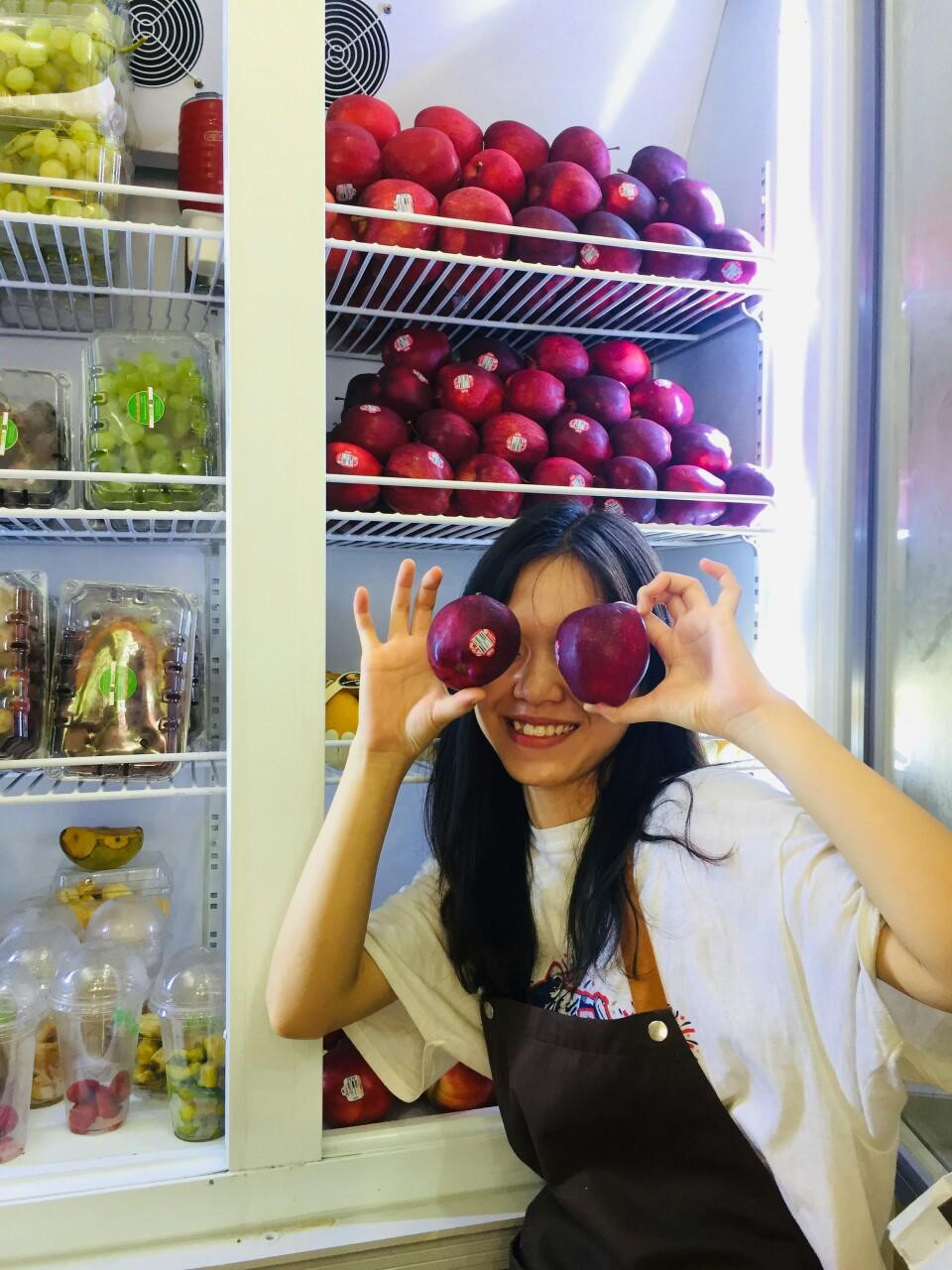 Sản phẩm trái cây mà tiệm bán được Hiền lựa chọn rất kỹ càng.