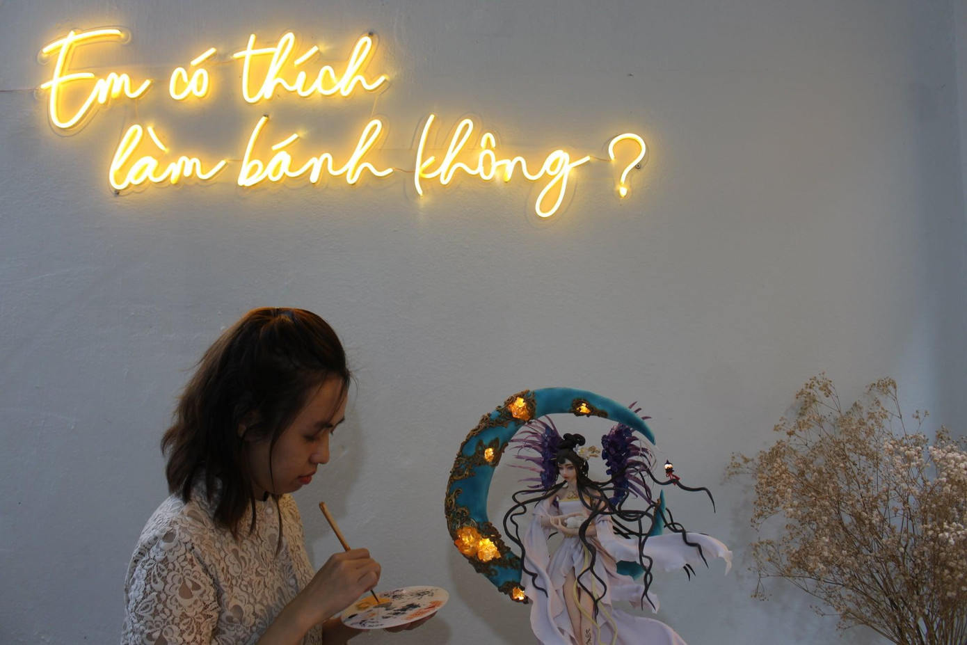 Thảo cặm cụi tô vẽ chi tiết cho búp bê của mình. Thảo cặm cụi tô vẽ chi tiết cho búp bê của mình.