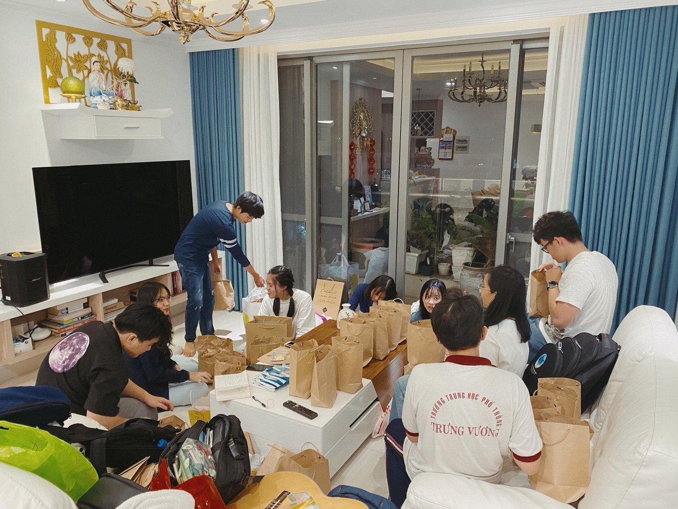 Các bạn chuẩn bị những món quà để trao tặng những nhân vật mà mình phỏng vấn. Các bạn chuẩn bị những món quà để trao tặng những nhân vật mà mình phỏng vấn.