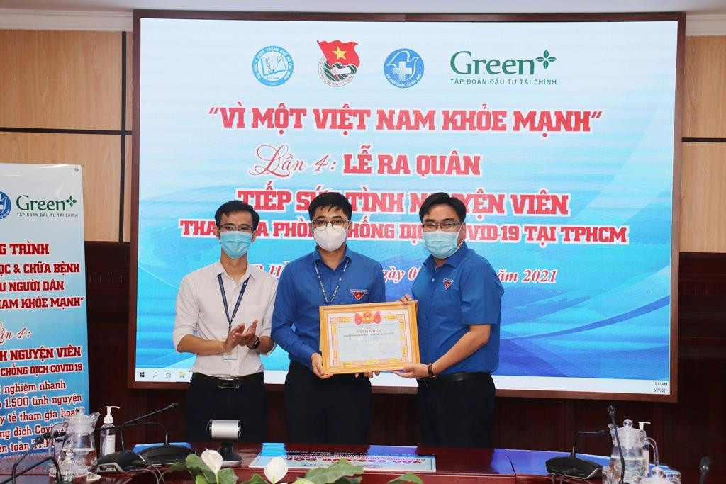 Anh Ngô Minh Hải - Phó Bí thư Thành Đoàn, Chủ tịch Hội LHTN TP. HCM (ngoài cùng, bên phải) trao bằng khen cho Đoàn trường ĐH Y Dược TP. HCM. Anh Ngô Minh Hải - Phó Bí thư Thành Đoàn, Chủ tịch Hội LHTN TP. HCM (ngoài cùng, bên phải) trao bằng khen cho Đoàn trường ĐH Y Dược TP. HCM.