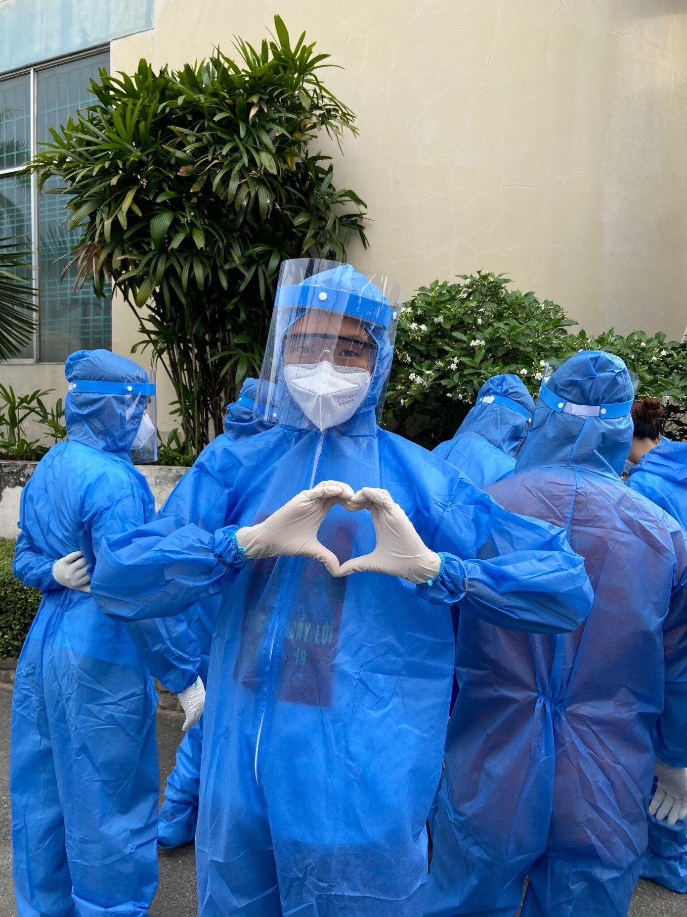 Thanh Khoa trong trang phục đồ bảo hộ tham gia công tác chống dịch tại TP. HCM.