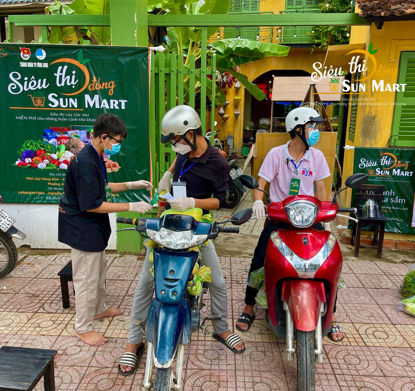 Các bạn tình nguyện viên còn hỗ trợ chở đồ đến tận nhà cho người dân.