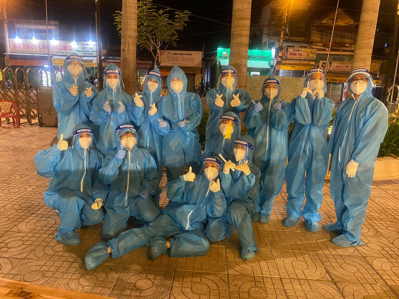 Bên cạnh nhận được những lời động viên, tiếp sức, các “chiến sĩ áo xanh, áo trắng” cũng có những bài tự bạch nhắn gửi yêu thương đến "hậu phương".