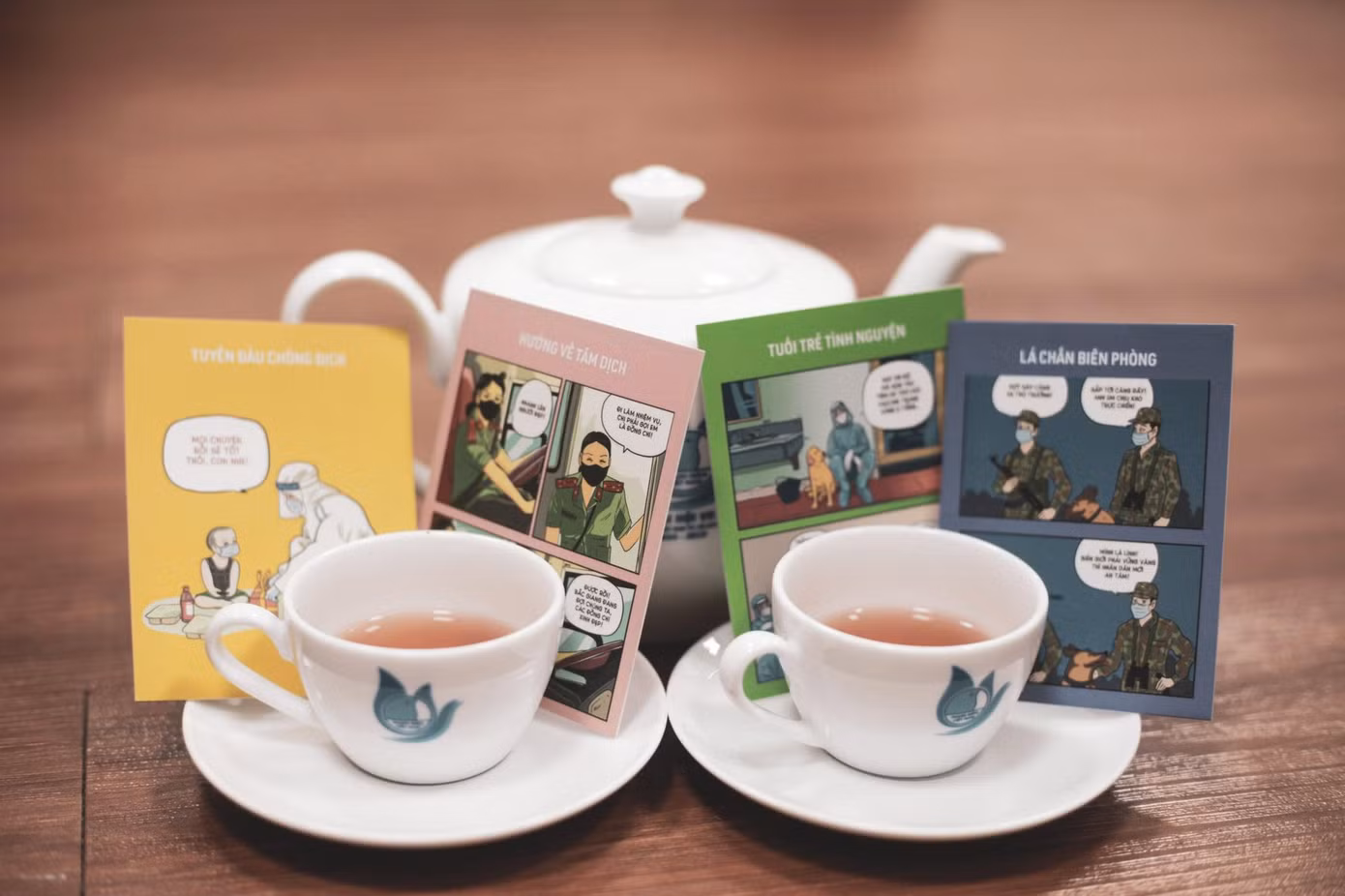 Những sản phẩm hộp trà "kể chuyện" được gửi đến các tình nguyện viên sinh viên nơi tuyến đầu chống dịch.