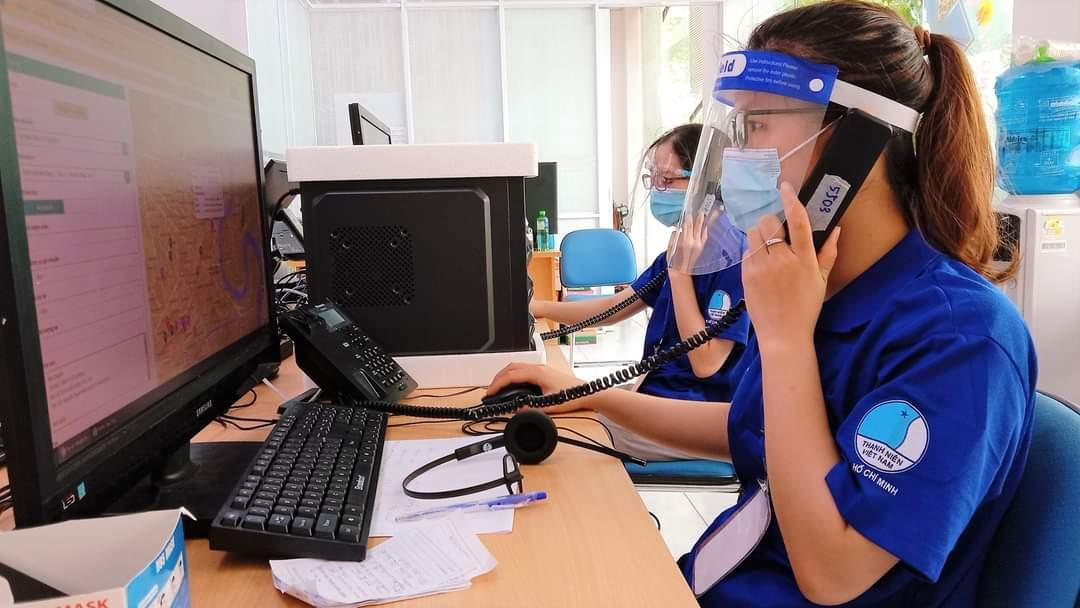 Các tình nguyện viên của Hội LHTN Việt Nam TP. HCM đang trực tổng đài.