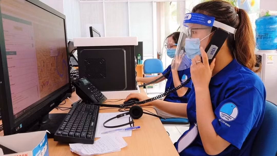 Các tình nguyện viên của Hội LHTN Việt Nam TP. HCM đang trực tổng đài. Các tình nguyện viên của Hội LHTN Việt Nam TP. HCM đang trực tổng đài.