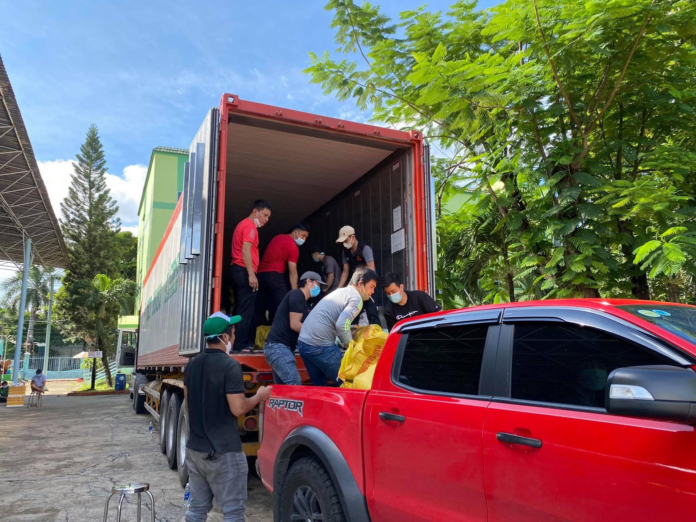 Hà và các tình nguyện viên của đội bốc dỡ hàng từ xe công xuống xe nhỏ. Hà và các tình nguyện viên của đội bốc dỡ hàng từ xe công xuống xe nhỏ.