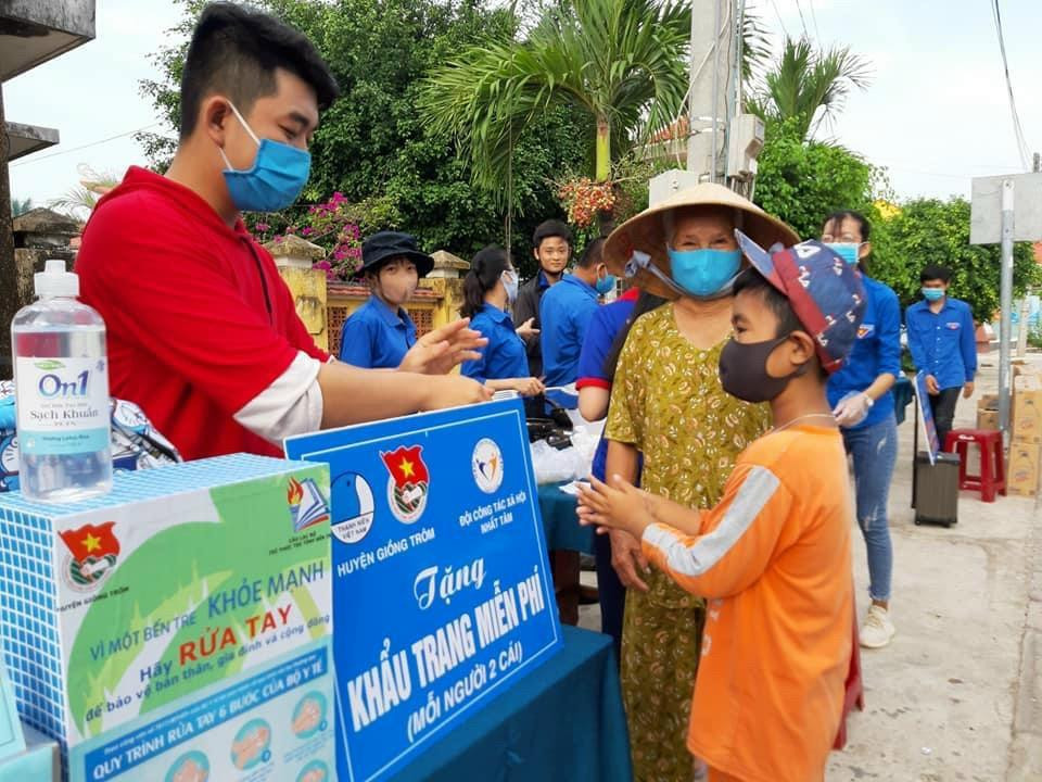 Bếp ăn từ thiện và những hoạt động hỗ trợ người dân trong công tác phòng chống dịch vẫn được Bi và đội duy trình thường xuyên. Bếp ăn từ thiện và những hoạt động hỗ trợ người dân trong công tác phòng chống dịch vẫn được Bi và đội duy trình thường xuyên.