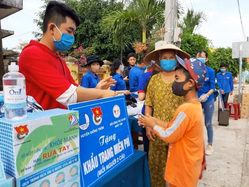 Bếp ăn từ thiện và những hoạt động hỗ trợ người dân trong công tác phòng chống dịch vẫn được Bi và đội duy trình thường xuyên.
