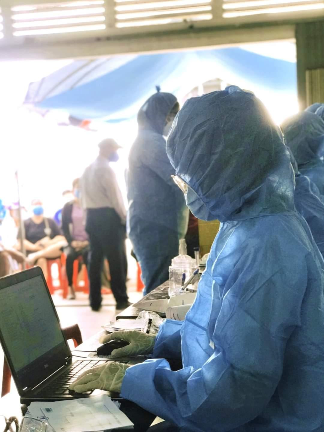 Những sinh viên tình nguyện trường ĐH Y Khoa Phạm Ngọc Thạch tham gia ở tuyến đầu chống dịch tại TP. HCM.