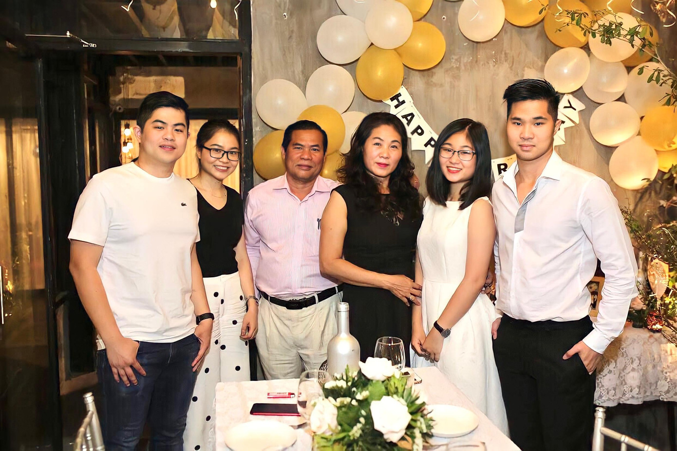 Ba mẹ luôn là chỗ dựa tinh thần để Vy cố gắng từng ngày. Ba mẹ luôn là chỗ dựa tinh thần để Vy cố gắng từng ngày.