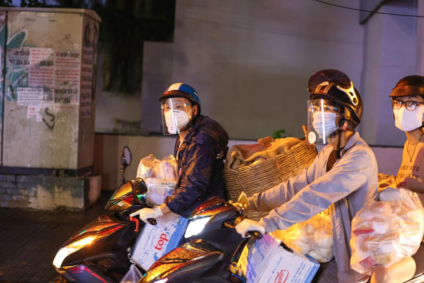 Ngoài bánh mì 0 đồng, nhóm cũng trao gửi lương thực và đồ bảo hộ đến người dân và thầy cô, sinh viên.