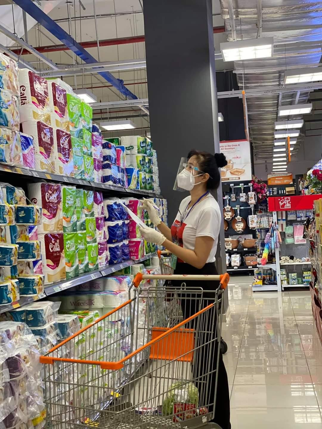 MC Quỳnh Hoa đang lựa hàng theo đơn hàng cho người dân. (Ảnh: FBNV)