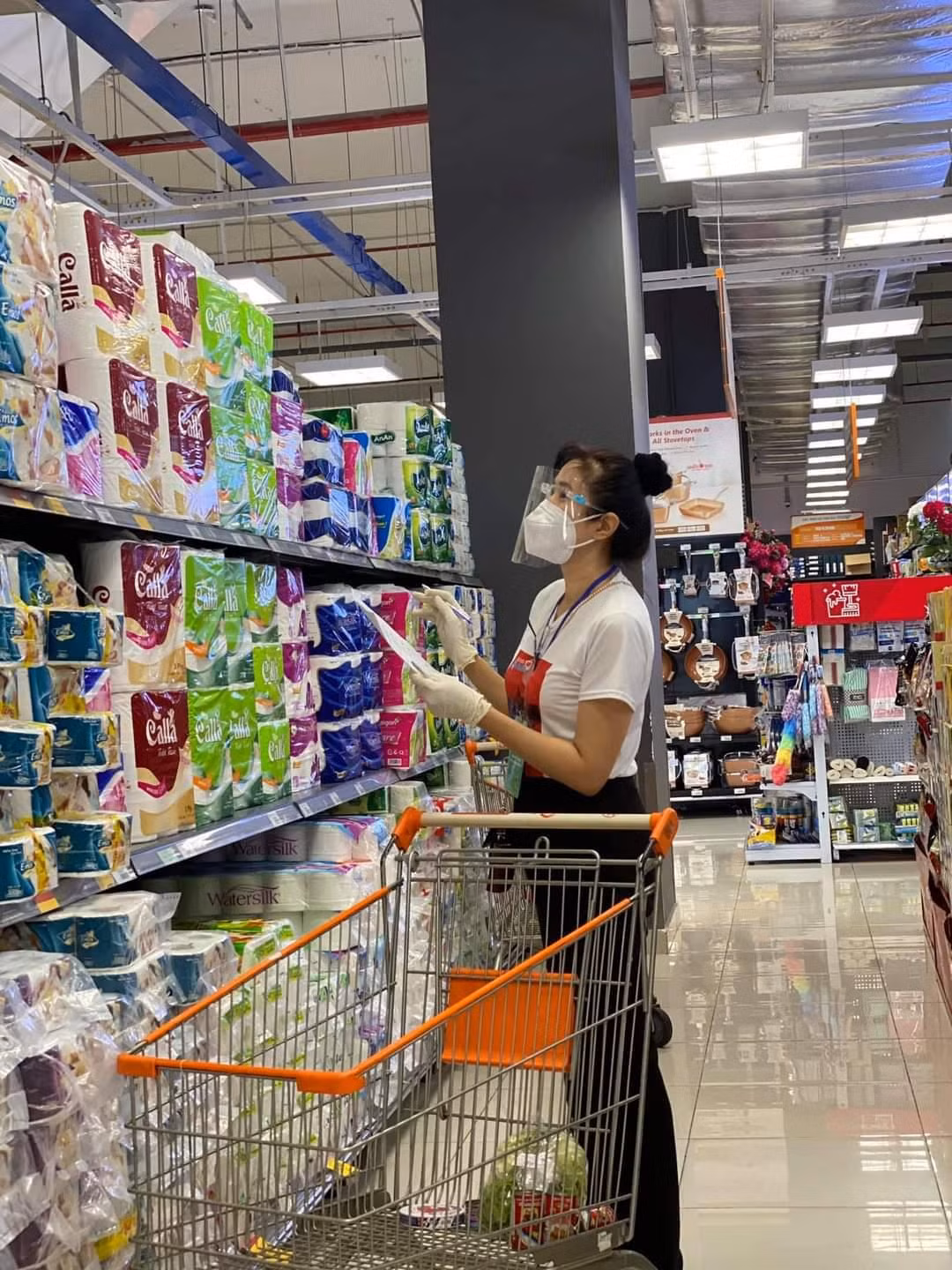 MC Quỳnh Hoa đang lựa hàng theo đơn hàng cho người dân. (Ảnh: FBNV)