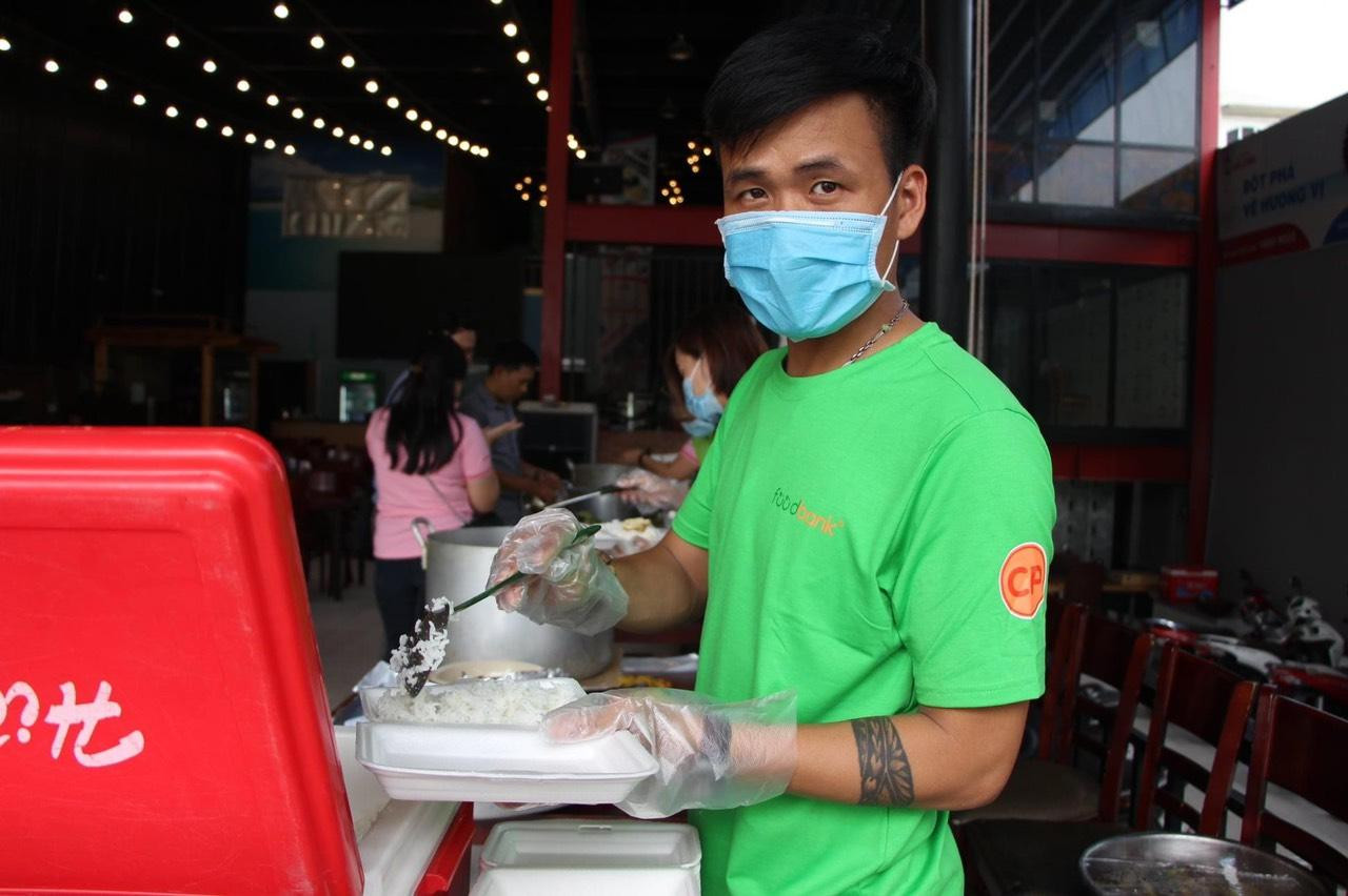 Lưu chuẩn bị phần ăn ở "Bếp Yêu Thương".