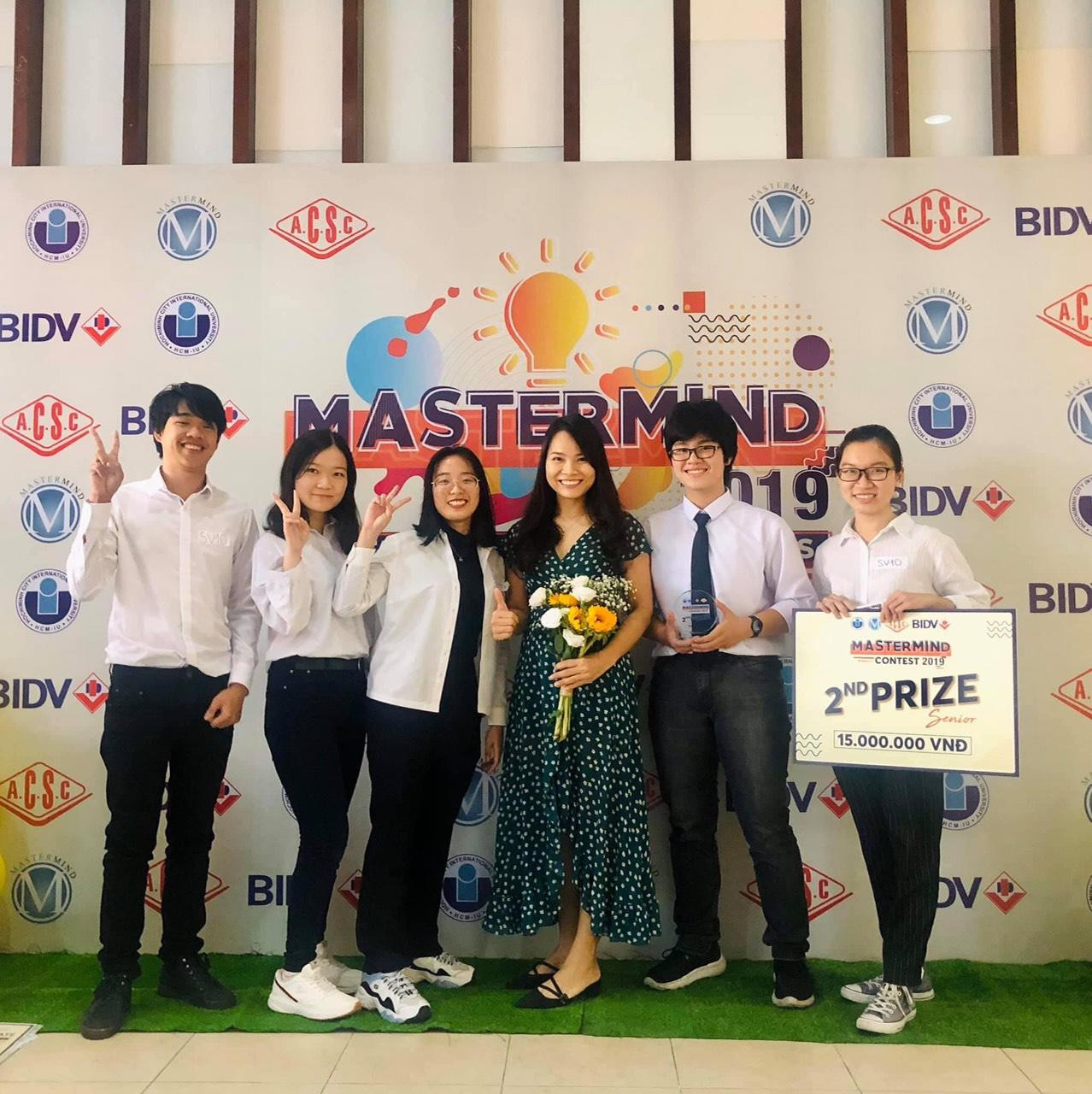 TS Dương Nguyễn Hồng Nhung (cầm hoa) là người hướng dẫn nhóm dự án.