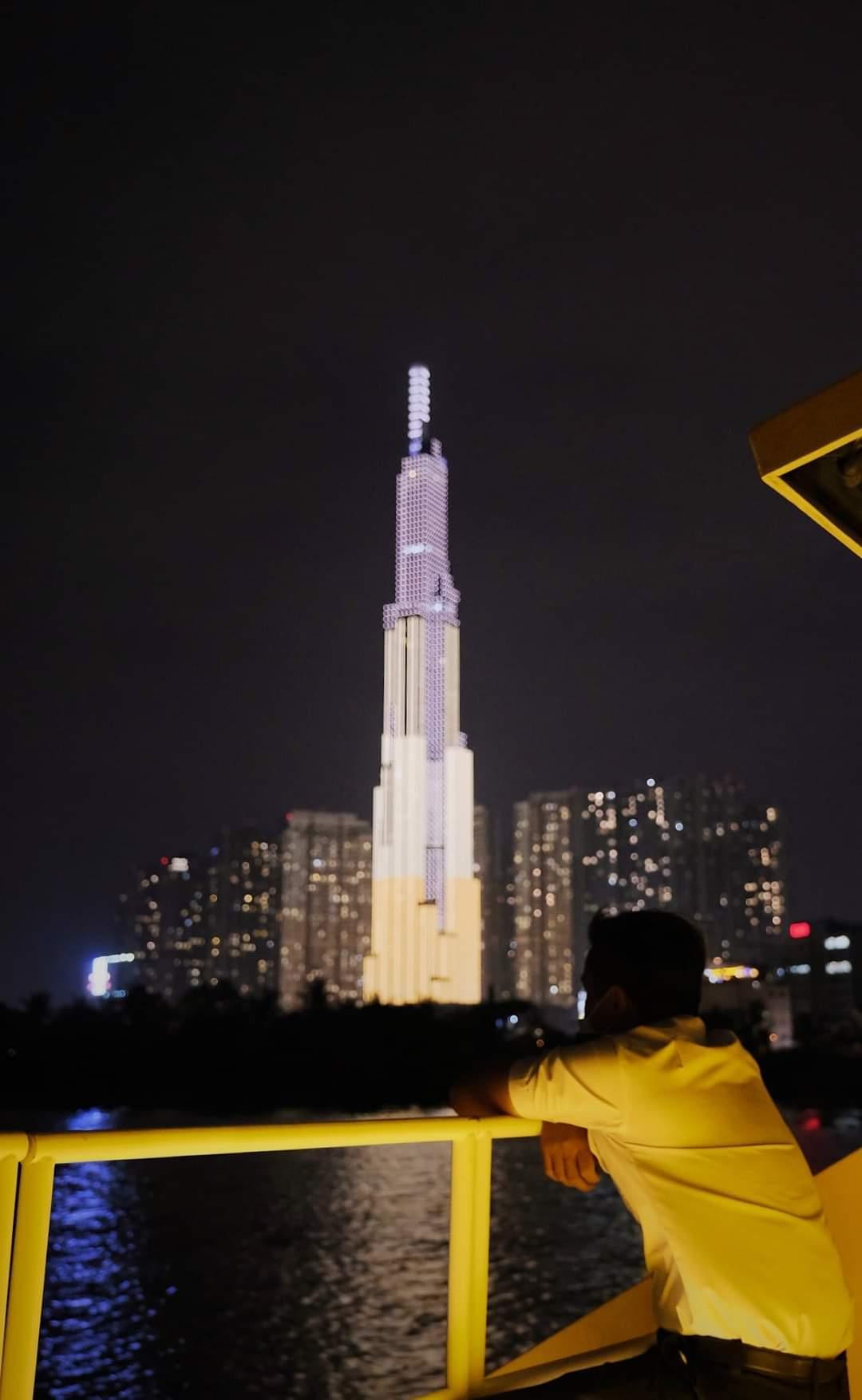 Bạn trẻ ngắm cảnh hai bên bờ sông từ buýt sông Sài Gòn. Bạn trẻ ngắm cảnh hai bên bờ sông từ buýt sông Sài Gòn.