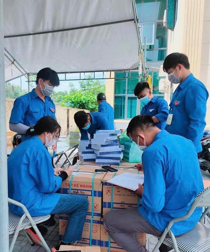 Thảo Nguyên hỗ trợ đóng gói sách, trao đến tay các em học sinh.