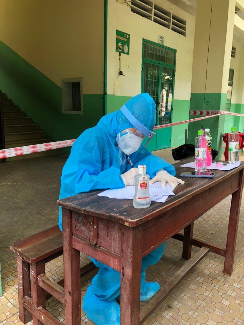 Thùy Dương nhiệt tình trong các công việc hỗ trợ chống dịch. Thùy Dương nhiệt tình trong các công việc hỗ trợ chống dịch.