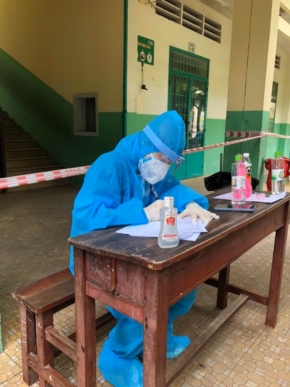 Thùy Dương nhiệt tình trong các công việc hỗ trợ chống dịch.