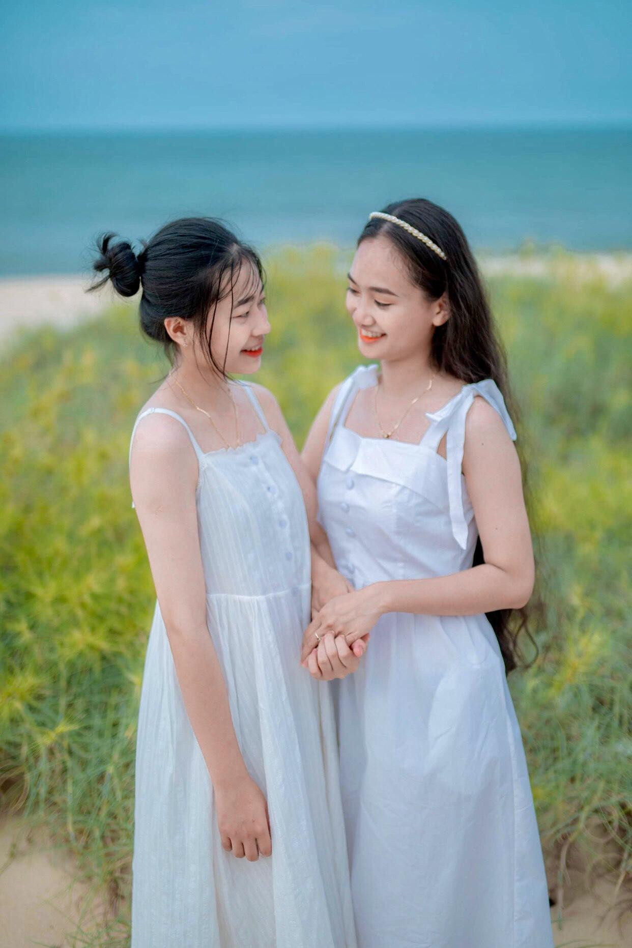 Như (bên phải) mong muốn trực tiếp đến tận chỗ trọ để xem phòng, tránh các bẫy lừa đảo.