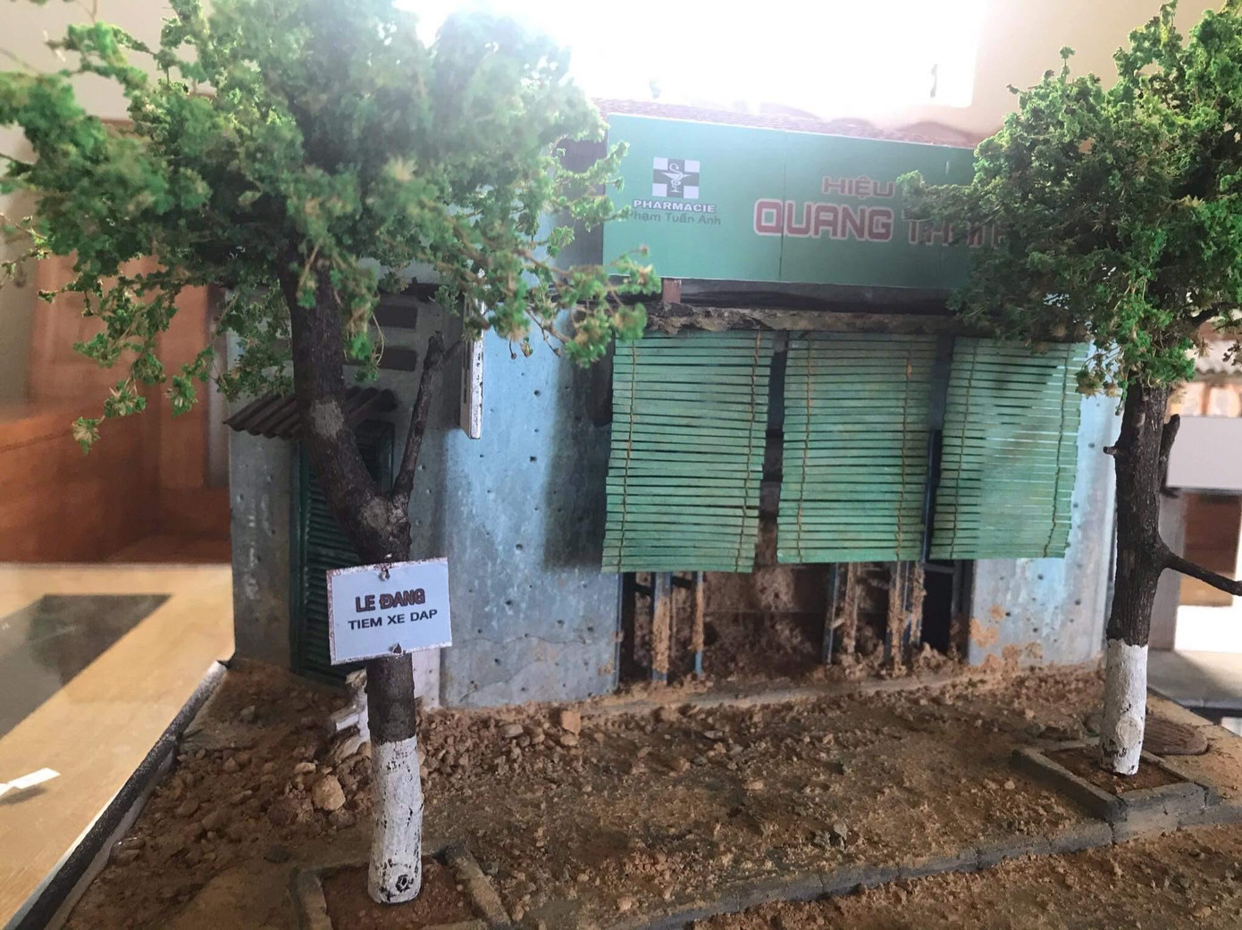 Một ngôi nhà thu nhỏ ở Sài Gòn thập niên 1990 do Tuấn Anh tạo tác. Một ngôi nhà thu nhỏ ở Sài Gòn thập niên 1990 do Tuấn Anh tạo tác.