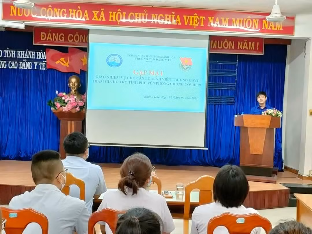 Tỉnh đoàn Khánh Hòa đã tổ chức buổi gặp mặt động viên sinh viên lên đường hỗ trợ tỉnh Phú Yên chống dịch COVID-19.