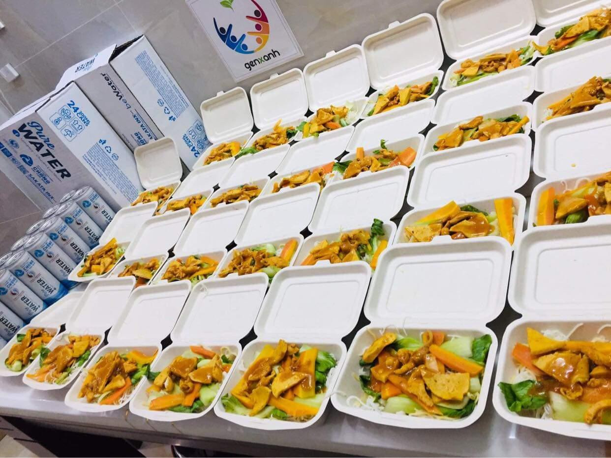 Những suất ăn miễn phí với hộp đựng thân thiện với môi trường.