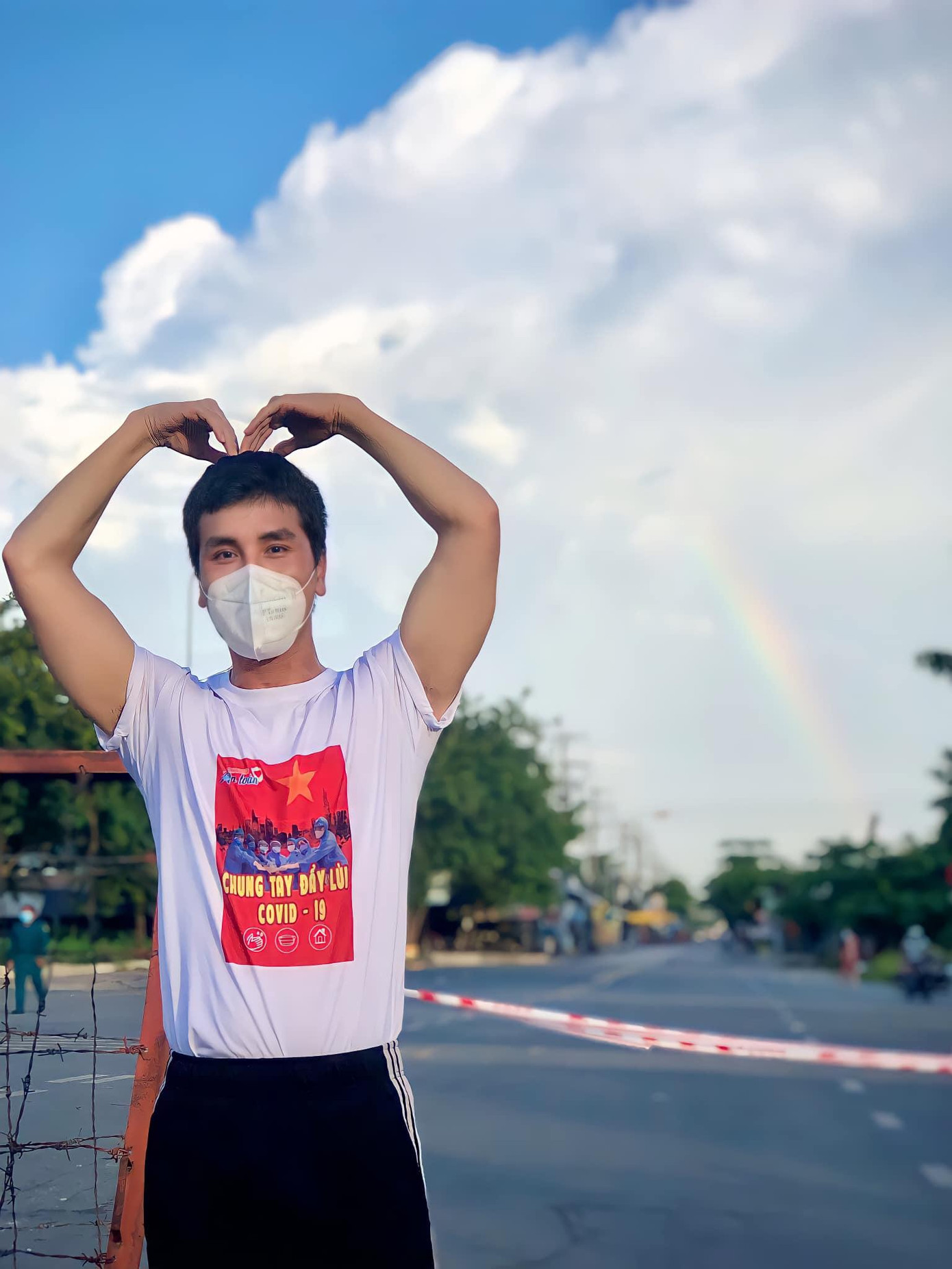 Phi Kha luôn giữ tinh thần lạc quan trong công việc tình nguyện.